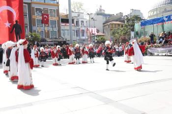 Bandırma Cumhuriyet Meydanı’nda 23 Nisan Ulusal Egemenlik ve Çocuk Bayramı Dolayısıyla Tören Düzenlendi